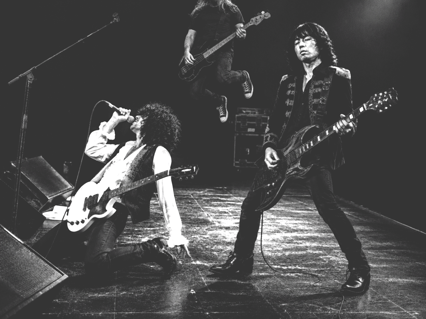 Drain Blamage in a black-and-white live performance photograph