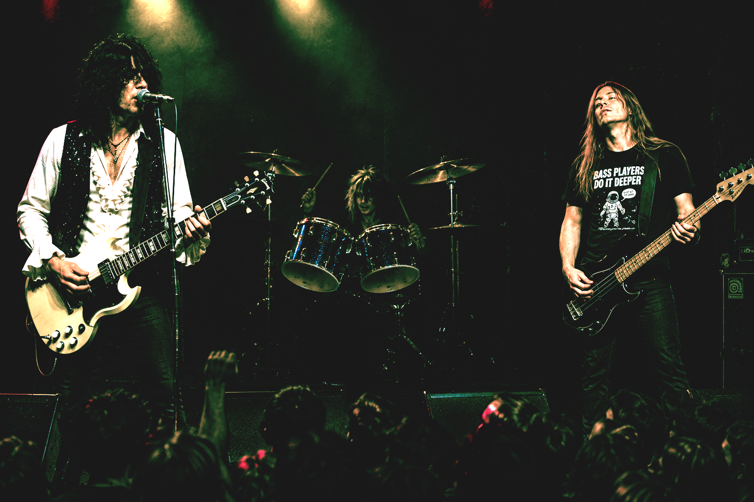 Drain Blamage playing to a crowded club
